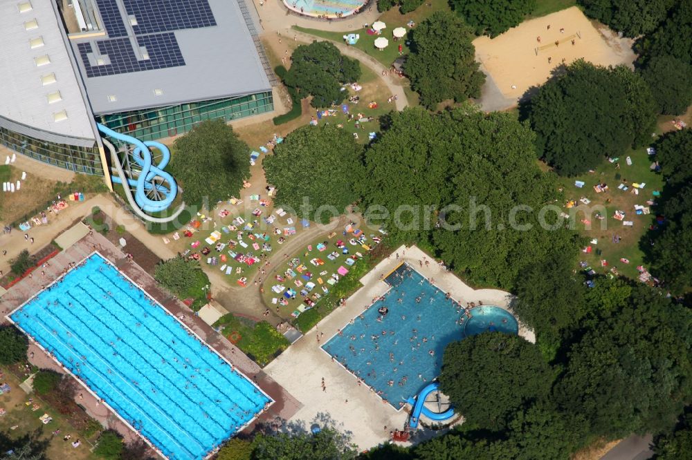 Mainz from above - Lying recognized and swimming pool in the outdoor area of ​​the Taubertsbergbad in Mainz in Rhineland-Palatinate