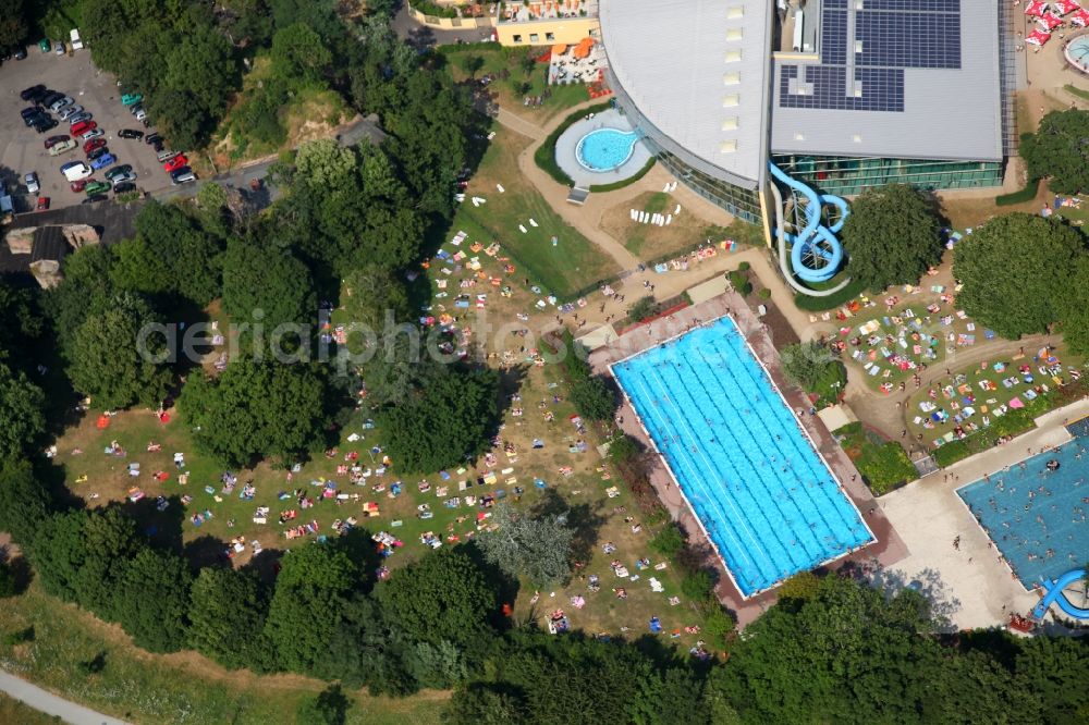 Mainz from the bird's eye view: Lying recognized and swimming pool in the outdoor area of ​​the Taubertsbergbad in Mainz in Rhineland-Palatinate