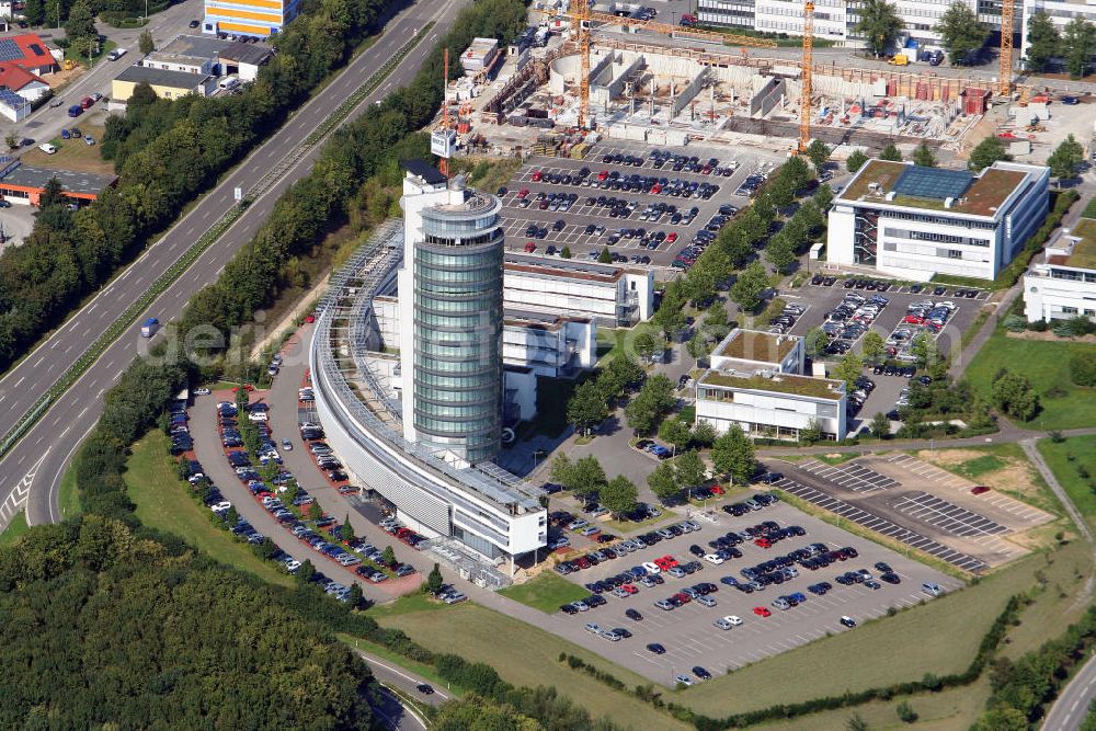 Neckarsulm from above - Der TDS-Büroturm Neckarsulm ist ein 20 Stockwerke hohes Bürogebäude und gehört zu einem Gebäudekomplex im Gewerbegebiet Trendpark in Neckarsulm. Der Büroturm enthält neben Büros und Rechenzentren der TDS AG auch die dsb AG und das Schulungscenter des Handelsunternehmens Lidl. Der TDS-Büroturm Neckarsulm wurde von 1997 bis 1999 gebaut. Kontakt TDS AG: Tel. +49(0)7132 36601, Email: info@tds.de