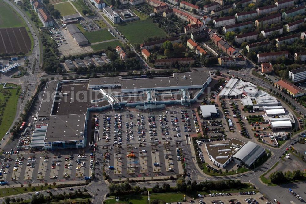 Aerial photograph Erfurt - Blick auf das T.E.C. Erfurt - das Thüringer Einkaufscenter an der Hermsdorfer Straße. Auf 32 000 qm gibt es zur Zeit 36 Einzelhandelsgeschäfte und Fachmärkte. Kontakt: T.E.C. Erfurt, Hermsdorfer Straße 4, 99099 Erfurt. Rechts im Bild ist das Glinicke Automobilzentrum zu sehen. Kontakt: Glinicke Erfurt, Hermsdorfer Straße 2, 99099 Erfurt; Tel.: 0361 / 34 35-0