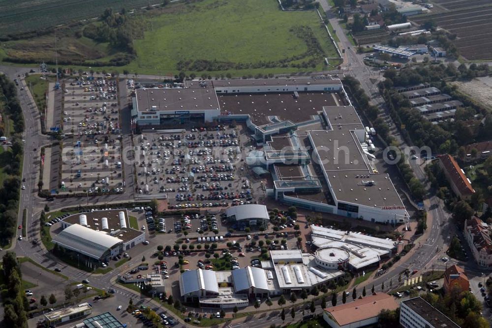 Erfurt from the bird's eye view: Blick auf das T.E.C. Erfurt - das Thüringer Einkaufscenter an der Hermsdorfer Straße. Auf 32 000 qm gibt es zur Zeit 36 Einzelhandelsgeschäfte und Fachmärkte. Kontakt: T.E.C. Erfurt, Hermsdorfer Straße 4, 99099 Erfurt. Im Vordergrund befindet sich das Glinicke Automobilzentrum. Kontakt: Glinicke Erfurt, Hermsdorfer Straße 2, 99099 Erfurt; Tel.: 0361 / 34 35-0