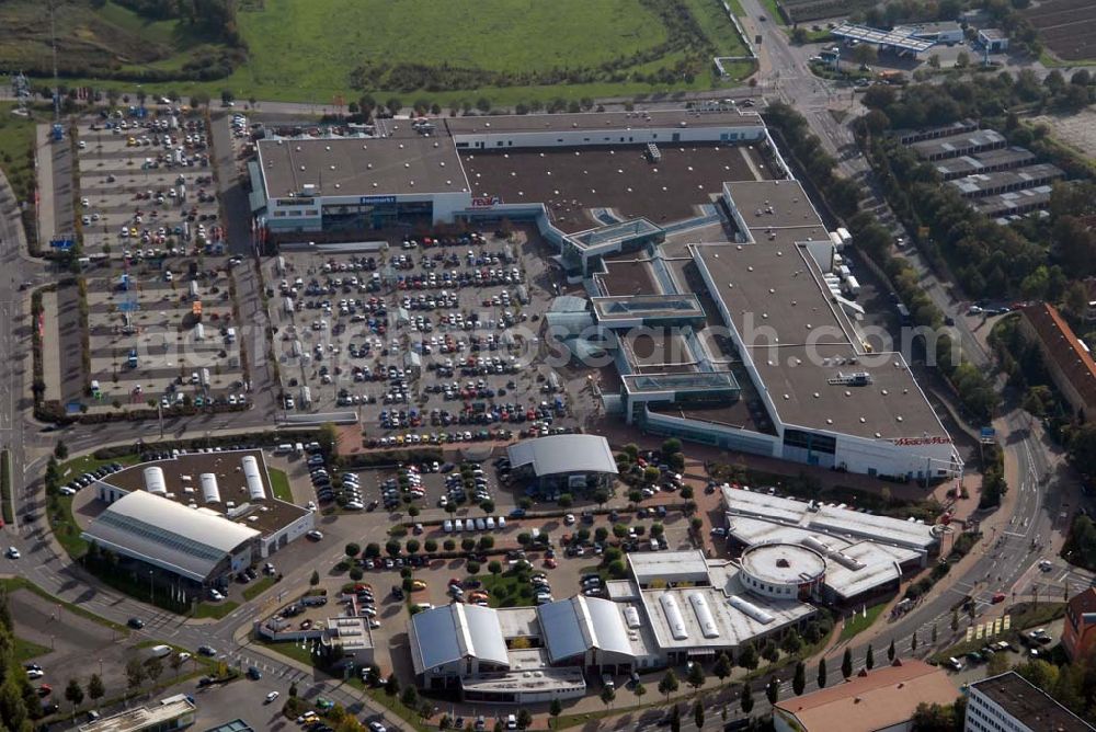 Aerial image Erfurt - Blick auf das T.E.C. Erfurt - das Thüringer Einkaufscenter an der Hermsdorfer Straße. Auf 32 000 qm gibt es zur Zeit 36 Einzelhandelsgeschäfte und Fachmärkte. Kontakt: T.E.C. Erfurt, Hermsdorfer Straße 4, 99099 Erfurt. Im Vordergrund befindet sich das Glinicke Automobilzentrum. Kontakt: Glinicke Erfurt, Hermsdorfer Straße 2, 99099 Erfurt; Tel.: 0361 / 34 35-0