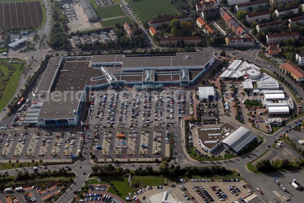 Erfurt from above - Blick auf das T.E.C. Erfurt - das Thüringer Einkaufscenter an der Hermsdorfer Straße. Auf 32 000 qm gibt es zur Zeit 36 Einzelhandelsgeschäfte und Fachmärkte. Kontakt: T.E.C. Erfurt, Hermsdorfer Straße 4, 99099 Erfurt. Rechts im Bild ist das Glinicke Automobilzentrum zu sehen. Kontakt: Glinicke Erfurt, Hermsdorfer Straße 2, 99099 Erfurt; Tel.: 0361 / 34 35-0