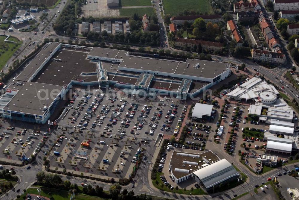 Erfurt from the bird's eye view: Blick auf das T.E.C. Erfurt - das Thüringer Einkaufscenter an der Hermsdorfer Straße. Auf 32 000 qm gibt es zur Zeit 36 Einzelhandelsgeschäfte und Fachmärkte. Kontakt: T.E.C. Erfurt, Hermsdorfer Straße 4, 99099 Erfurt. Rechts im Bild ist das Glinicke Automobilzentrum zu sehen. Kontakt: Glinicke Erfurt, Hermsdorfer Straße 2, 99099 Erfurt; Tel.: 0361 / 34 35-0