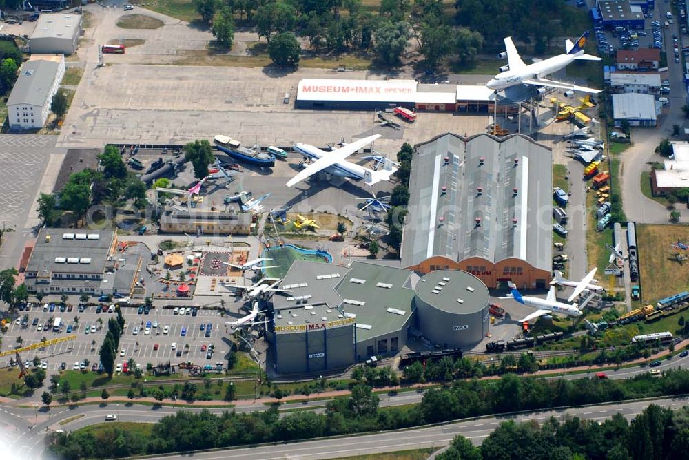 Speyer from above - Technik Museum Speyer. Es beherbergt mehr als 3000 Exponate, darunter eine Boeing 747, das Hausboot der Kelly Family und ein U-Boot der Bundesmarine. Außerdem werden hier Oldtimer, Lokomotiven und Feuerwehrfahrzeuge ausgestellt. Kontakt: Technik MUSEUM SPEYER, IMAX Dome Filmtheater, Am Technik Museum, D-67346 Speyer, Tel.: 0049 (0) 6232 / 6708-0, Fax: 0049 (0) 6232 / 6708-20,