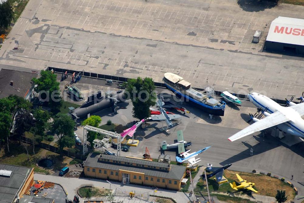 Speyer from the bird's eye view: Technik Museum Speyer. Es beherbergt mehr als 3000 Exponate, darunter eine Boeing 747, das Hausboot der Kelly Family und ein U-Boot der Bundesmarine. Außerdem werden hier Oldtimer, Lokomotiven und Feuerwehrfahrzeuge ausgestellt. Kontakt: Technik MUSEUM SPEYER, IMAX Dome Filmtheater, Am Technik Museum, D-67346 Speyer, Tel.: 0049 (0) 6232 / 6708-0, Fax: 0049 (0) 6232 / 6708-20,