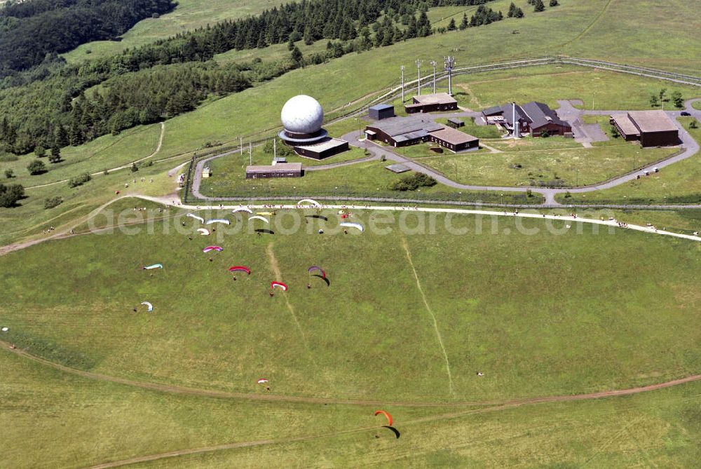 Wasserkuppe from the bird's eye view: Aus der Wasserkuppe wurde nach der Wiedervereinigung ein Berg, der aus seiner Randlage fast in den Mittelpunkt von Deutschland wan derte. Die funktechnischen Anlagen sind weiterhin stark gesichert; die Freizeitflieger stört das nicht.