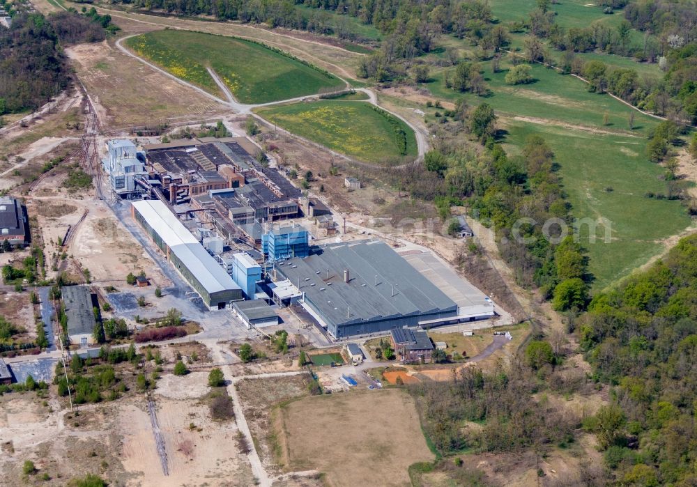 Aerial photograph Aken - Technical facilities of magnesit factory in the industrial area in Aken in the state Saxony-Anhalt, Germany