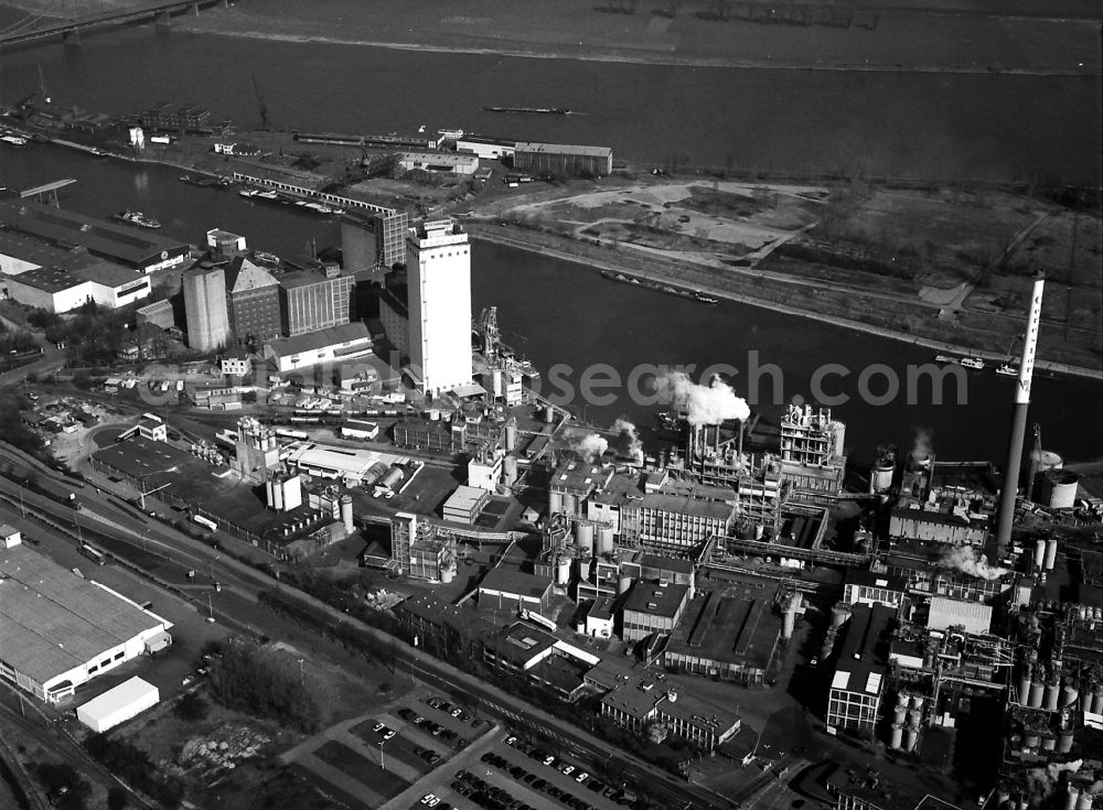 Aerial image Krefeld - Technical facilities in the industrial area along the Hafenstrasse in Krefeld in the state North Rhine-Westphalia, Germany