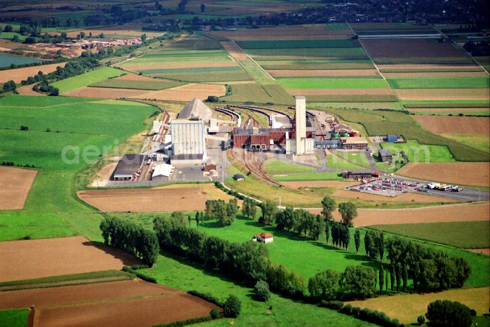 Rheinberg from the bird's eye view: Equipment in the industrial area Steinsalzbergwerk Borth in Rheinberg in the state North Rhine-Westphalia