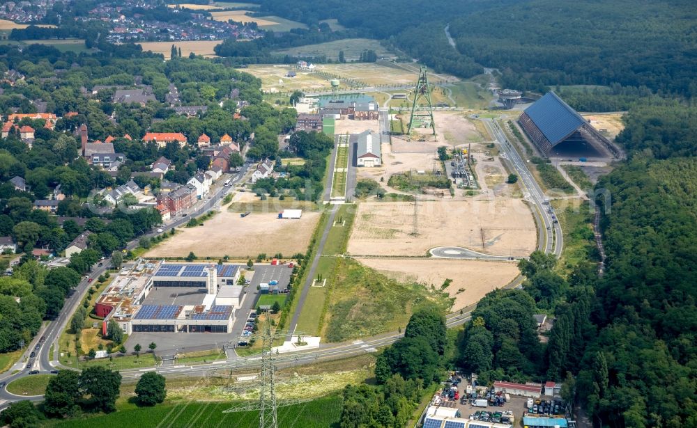 Aerial photograph Dinslaken - Technical facilities in the industrial area of Zentralwerkstatt Zeche Lohberg along the Huenxer Strasse in the district Lohberg in Dinslaken in the state North Rhine-Westphalia, Germany