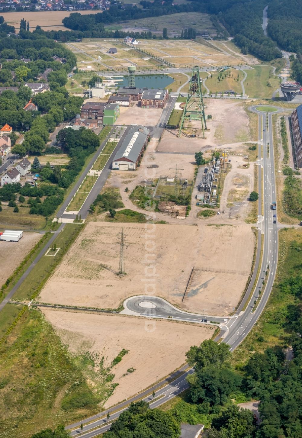 Dinslaken from the bird's eye view: Technical facilities in the industrial area of Zentralwerkstatt Zeche Lohberg along the Huenxer Strasse in the district Lohberg in Dinslaken in the state North Rhine-Westphalia, Germany