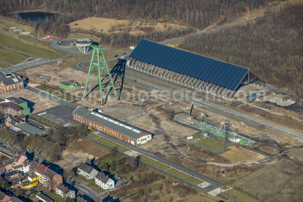 Dinslaken from the bird's eye view: Technical facilities in the industrial area of Zentralwerkstatt Zeche Lohberg along the Huenxer Strasse in the district Lohberg in Dinslaken in the state North Rhine-Westphalia, Germany