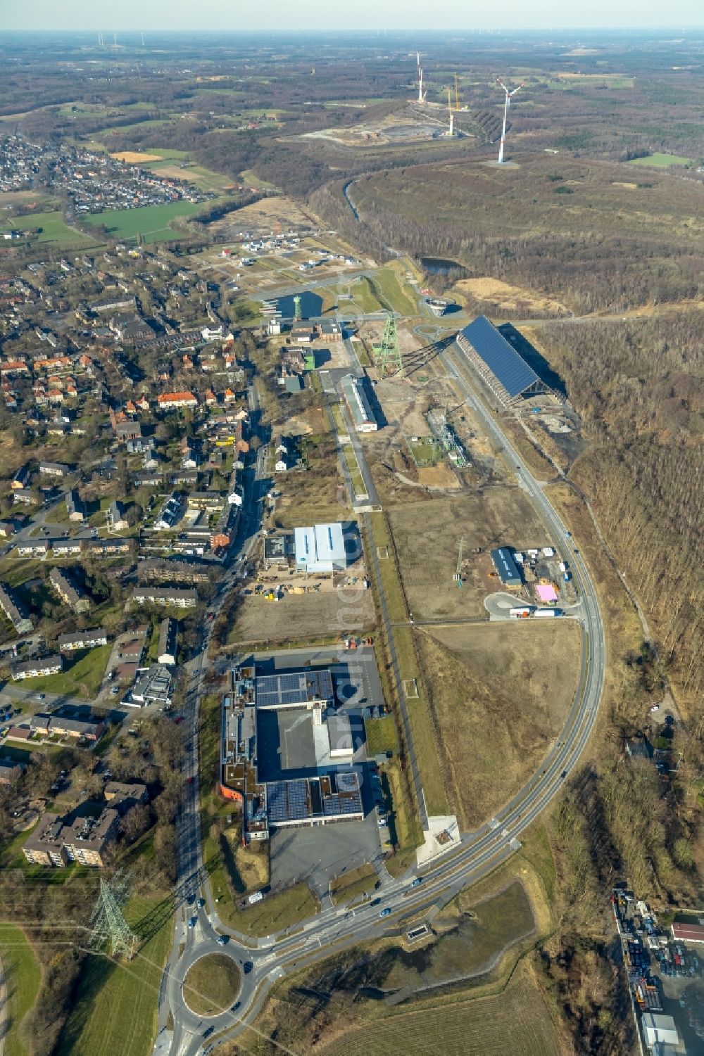 Aerial photograph Dinslaken - Technical facilities in the industrial area of Zentralwerkstatt Zeche Lohberg along the Huenxer Strasse in the district Lohberg in Dinslaken in the state North Rhine-Westphalia, Germany