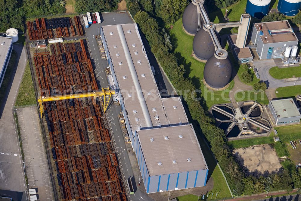 Duisburg from above - Technical facilities in the industrial area of Hoberg & Driesch Stahlrohr GmbH on the street Am Blumenkampshof in Duisburg in the Ruhr area in the federal state of North Rhine-Westphalia, Germany