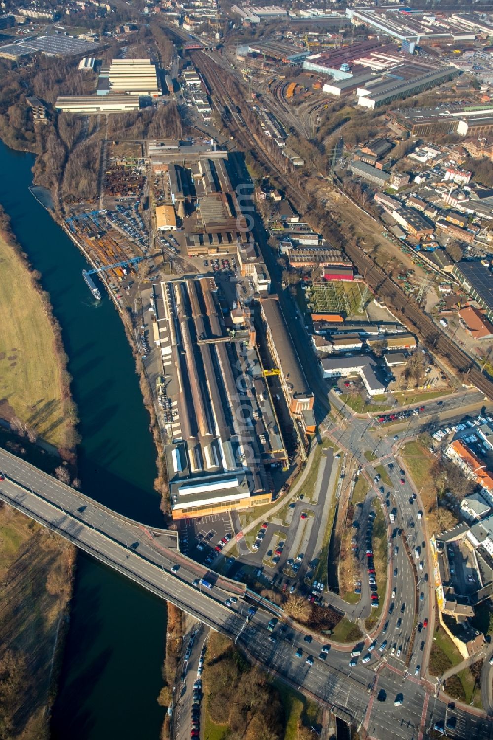 Aerial photograph Mülheim an der Ruhr - Technical equipment and production facilities of the steelworks Friedrich-Wilhelms-Huette in Muelheim on the Ruhr in the state North Rhine-Westphalia