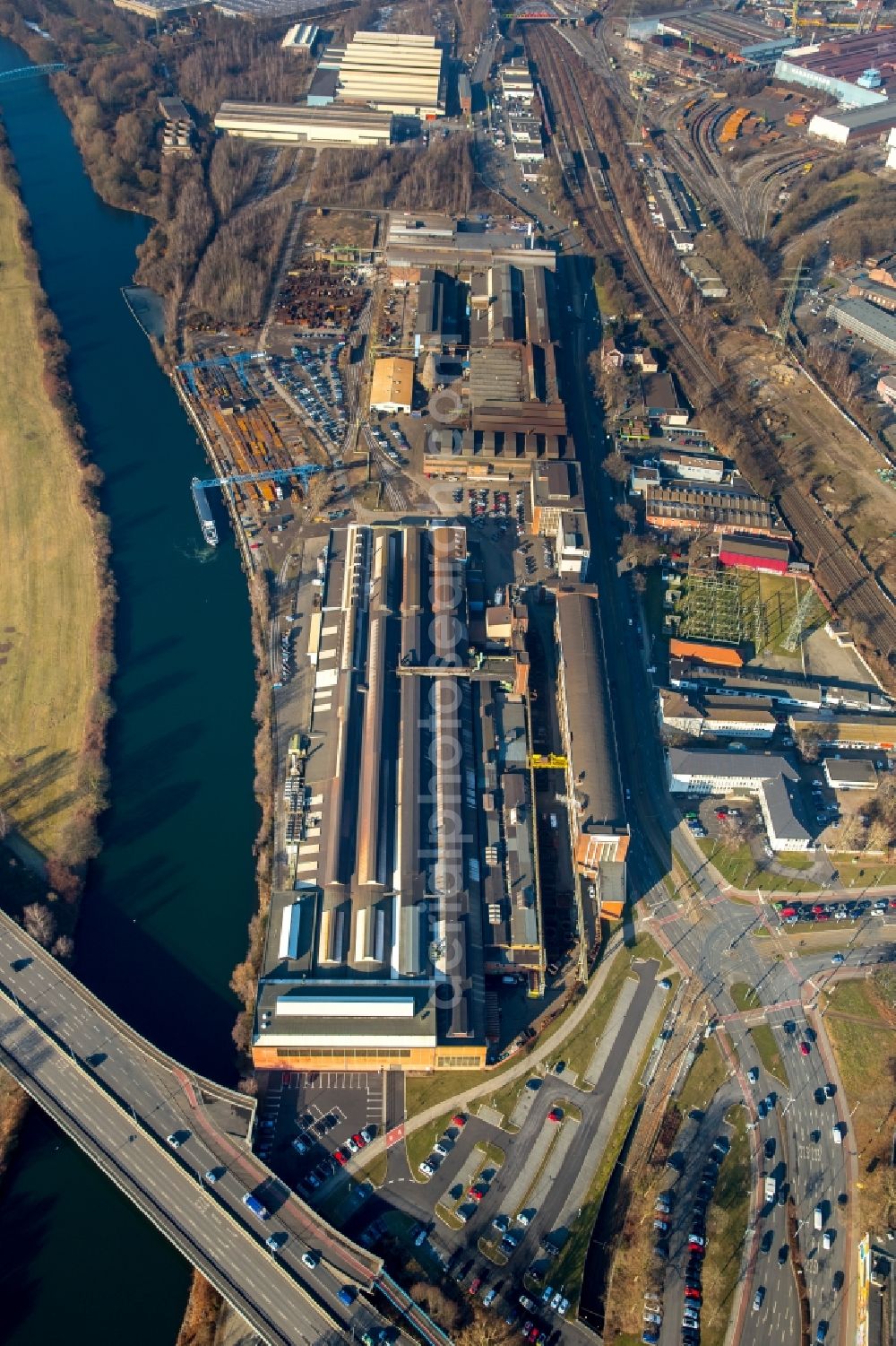 Mülheim an der Ruhr from above - Technical equipment and production facilities of the steelworks Friedrich-Wilhelms-Huette in Muelheim on the Ruhr in the state North Rhine-Westphalia