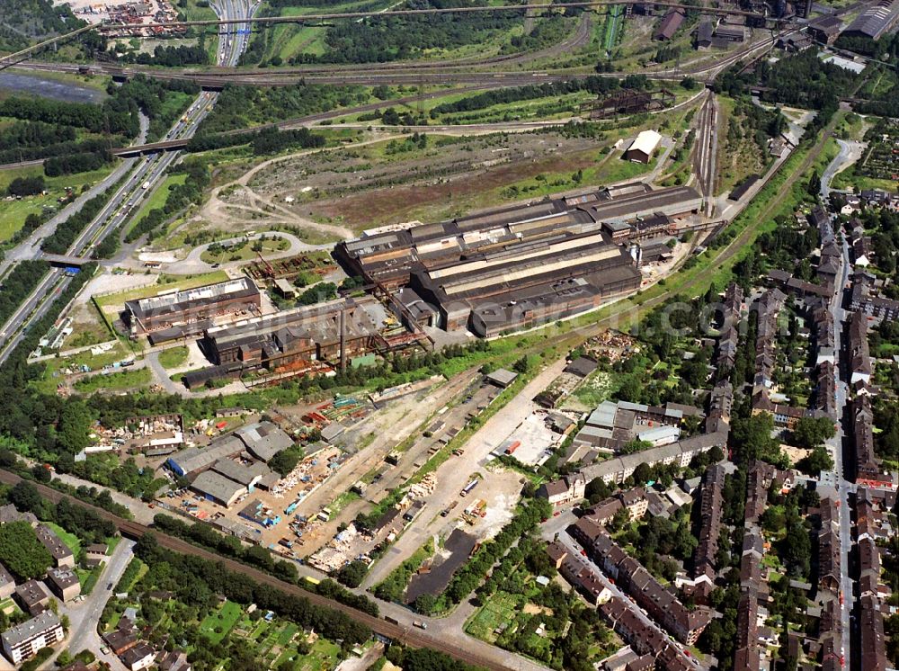 Aerial photograph Duisburg - Technical equipment and production facilities of the steelworks Hamborner Strasse - Emscherpromenade in Duisburg in the state North Rhine-Westphalia