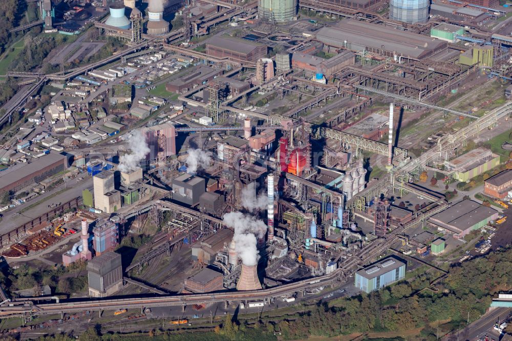 Duisburg from above - Technical facilities in the industrial area with blast furnace plant of Thyssen Krupp Steel Europe on Kaiser-Wilhelm-Strasse in the district of Bruckhausen in Duisburg in the Ruhr area in the federal state of North Rhine-Westphalia, Germany