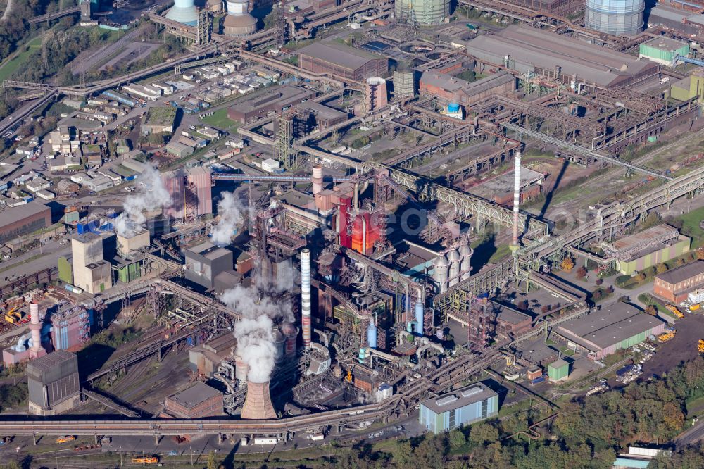 Duisburg from the bird's eye view: Technical facilities in the industrial area with blast furnace plant of Thyssen Krupp Steel Europe on Kaiser-Wilhelm-Strasse in the district of Bruckhausen in Duisburg in the Ruhr area in the federal state of North Rhine-Westphalia, Germany