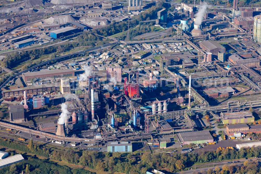 Aerial image Duisburg - Technical facilities in the industrial area with blast furnace plant of Thyssen Krupp Steel Europe on Kaiser-Wilhelm-Strasse in the district of Bruckhausen in Duisburg in the Ruhr area in the federal state of North Rhine-Westphalia, Germany