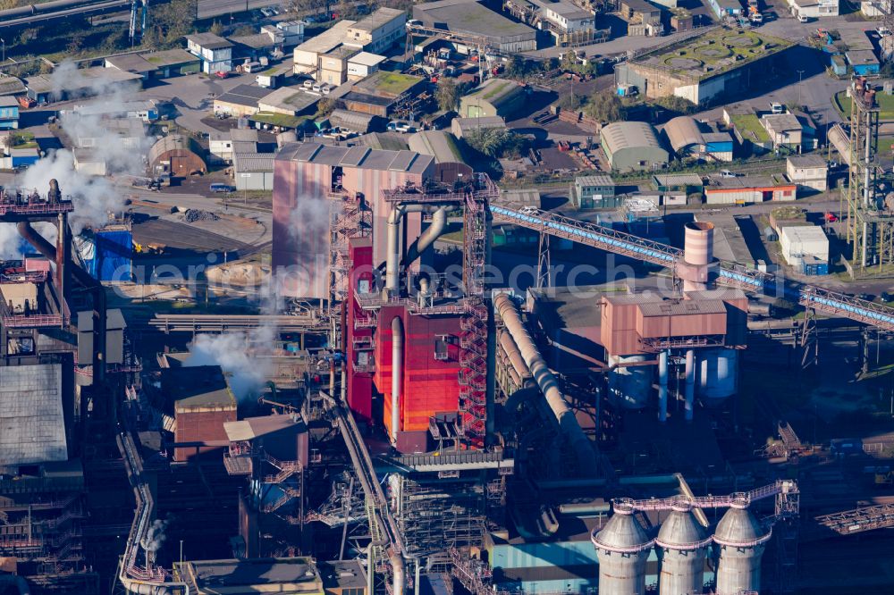 Aerial photograph Duisburg - Technical facilities in the industrial area with blast furnace plant of Thyssen Krupp Steel Europe on Kaiser-Wilhelm-Strasse in the district of Bruckhausen in Duisburg in the Ruhr area in the federal state of North Rhine-Westphalia, Germany