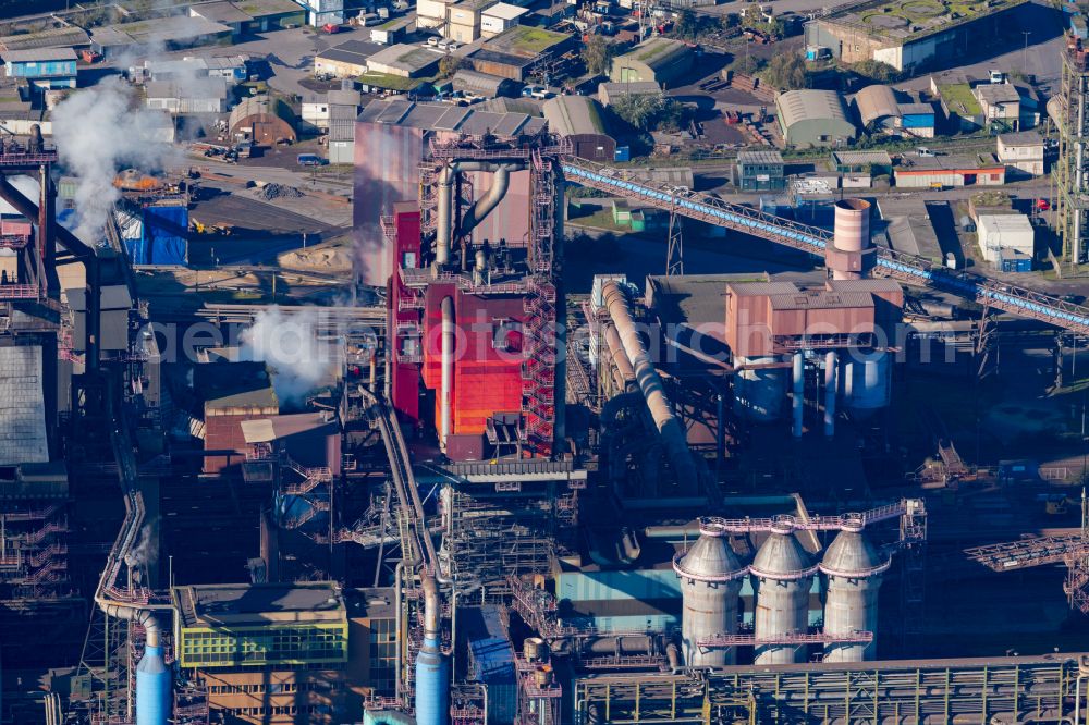 Duisburg from above - Technical facilities in the industrial area with blast furnace plant of Thyssen Krupp Steel Europe on Kaiser-Wilhelm-Strasse in the district of Bruckhausen in Duisburg in the Ruhr area in the federal state of North Rhine-Westphalia, Germany