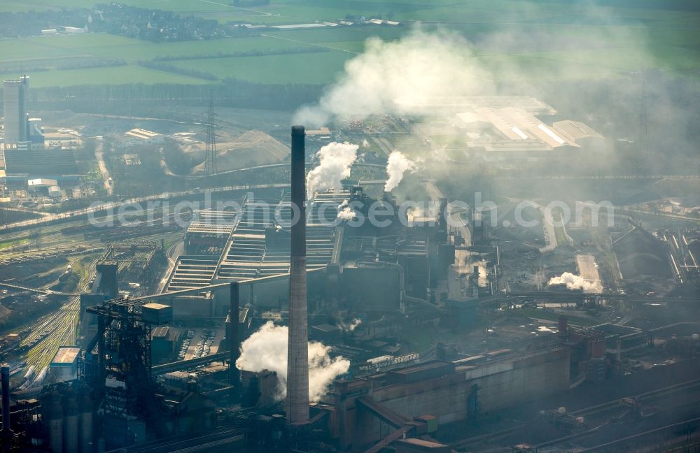 Duisburg from the bird's eye view: Technical equipment and production halls of steelworks Huettenwerke Krupp Mannesmann (HKM) in Duisburg in North Rhine-Westphalia