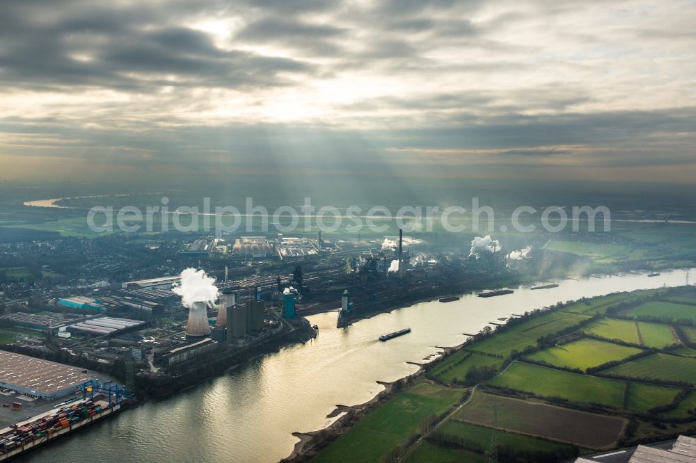 Duisburg from the bird's eye view: Technical equipment and production halls of steelworks Huettenwerke Krupp Mannesmann (HKM) am Rhein in Duisburg in North Rhine-Westphalia