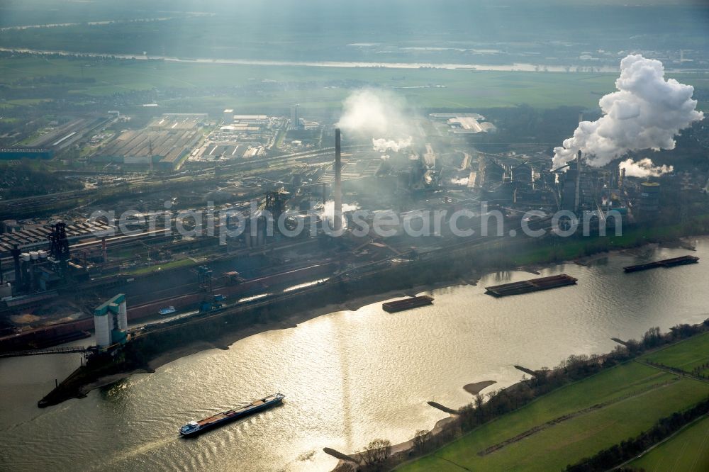 Aerial image Duisburg - Technical equipment and production halls of steelworks Huettenwerke Krupp Mannesmann (HKM) at the river Rhein in Duisburg in North Rhine-Westphalia