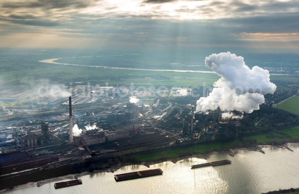 Aerial photograph Duisburg - Technical equipment and production halls of steelworks Huettenwerke Krupp Mannesmann (HKM) at the river Rhein in Duisburg in North Rhine-Westphalia