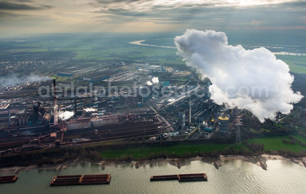 Duisburg from the bird's eye view: Technical equipment and production halls of steelworks Huettenwerke Krupp Mannesmann (HKM) at the river Rhein in Duisburg in North Rhine-Westphalia