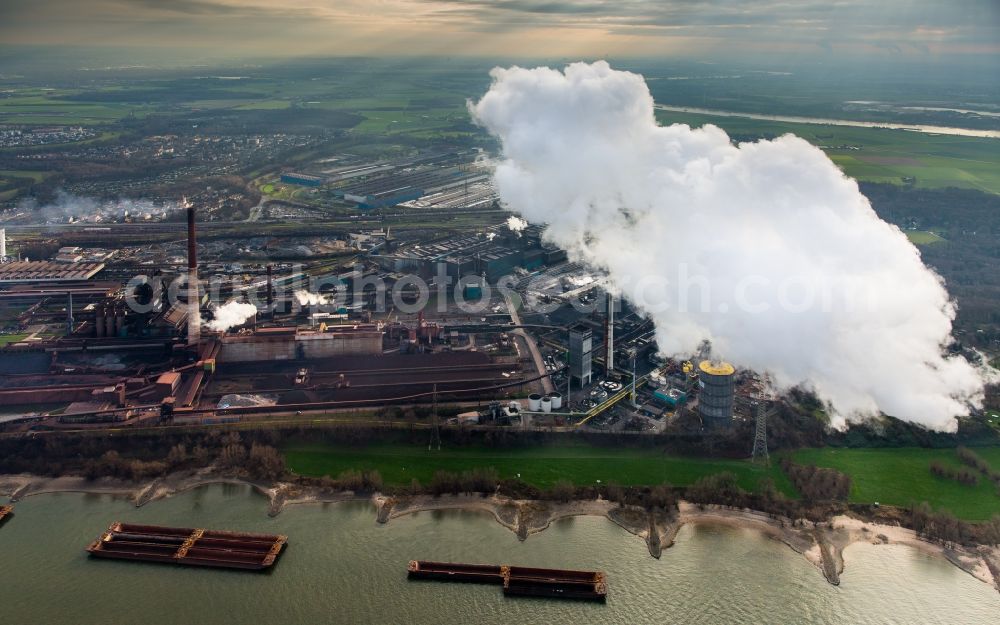 Aerial image Duisburg - Technical equipment and production halls of steelworks Huettenwerke Krupp Mannesmann (HKM) at the river Rhein in Duisburg in North Rhine-Westphalia