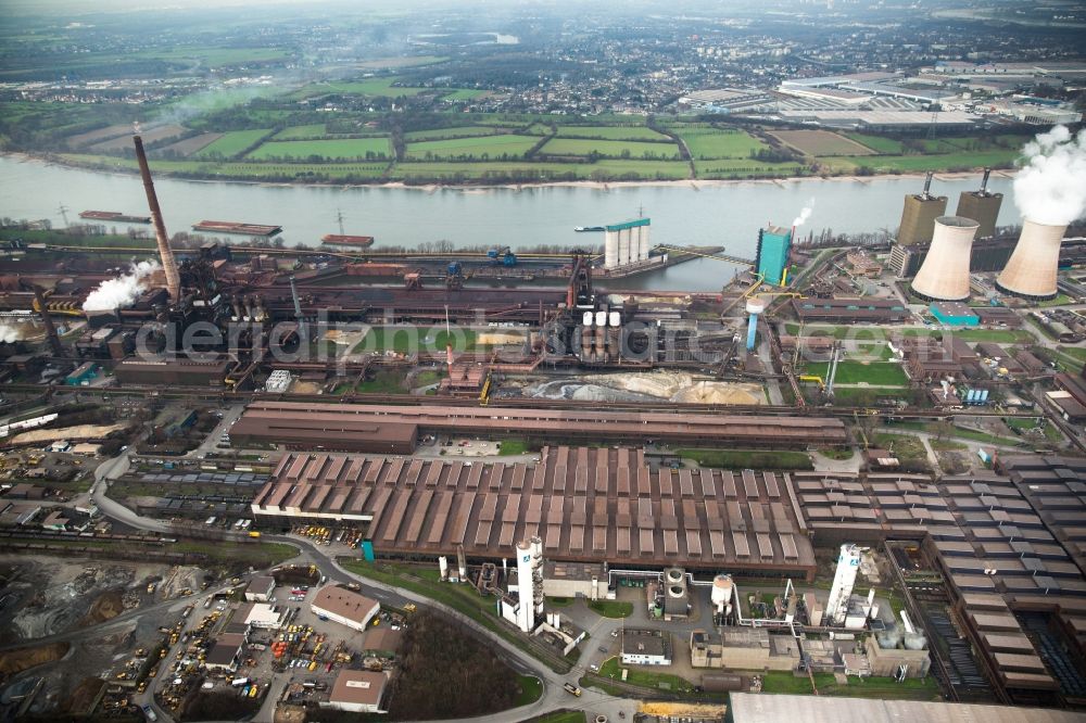 Aerial image Duisburg - Technical equipment and production halls of steelworks Huettenwerke Krupp Mannesmann (HKM) am Rhein in Duisburg in North Rhine-Westphalia