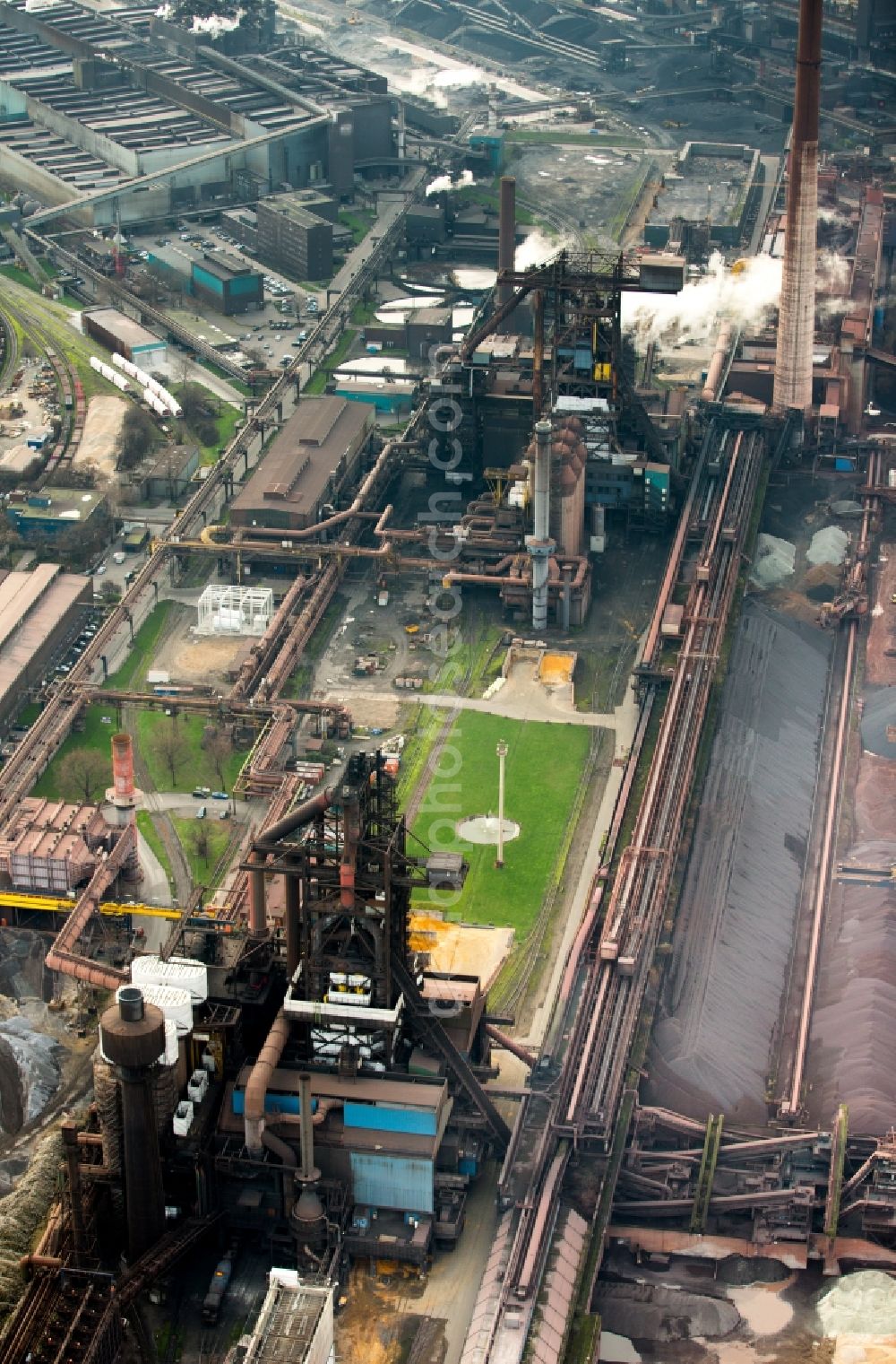 Aerial photograph Duisburg - Technical equipment and production halls of steelworks Huettenwerke Krupp Mannesmann (HKM) am Rhein in Duisburg in North Rhine-Westphalia