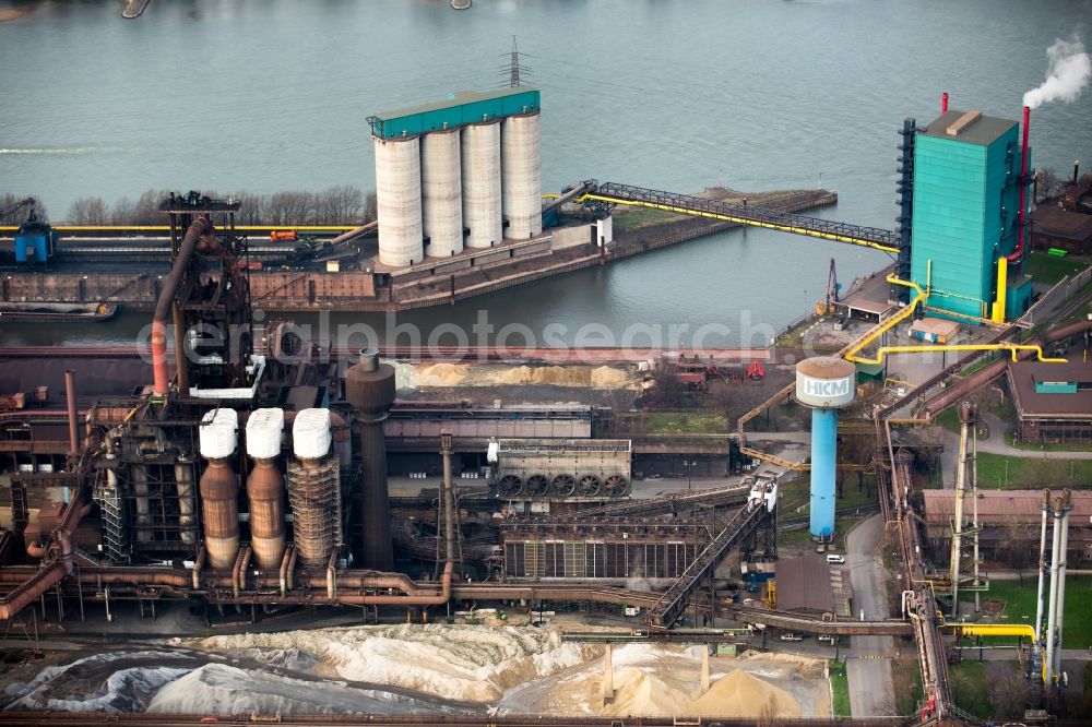 Aerial image Duisburg - Technical equipment and production halls of steelworks Huettenwerke Krupp Mannesmann (HKM) am Rhein in Duisburg in North Rhine-Westphalia