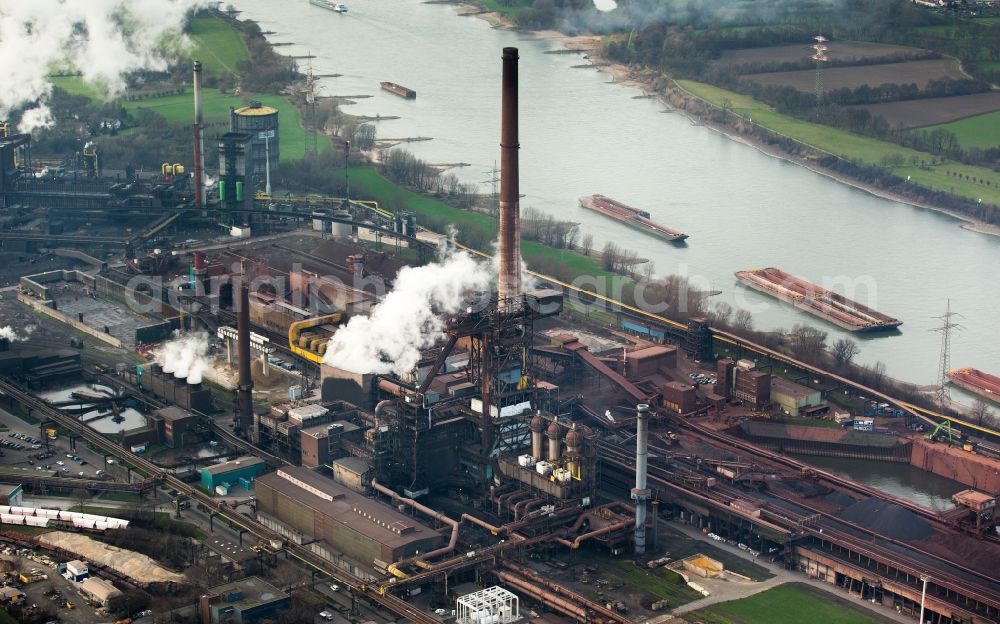 Aerial photograph Duisburg - Technical equipment and production halls of steelworks Huettenwerke Krupp Mannesmann (HKM) am Rhein in Duisburg in North Rhine-Westphalia