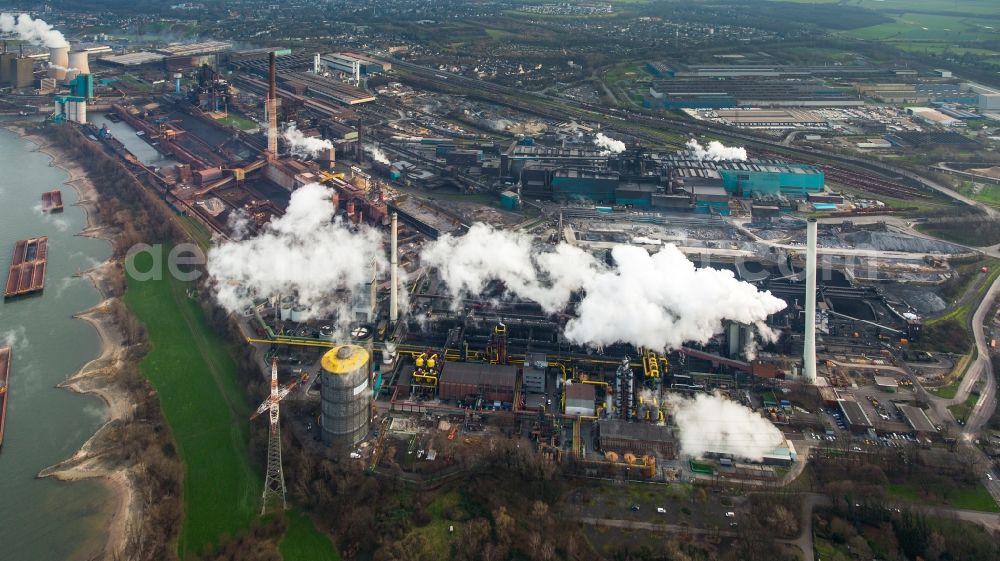 Duisburg from above - Technical equipment and production halls of steelworks Huettenwerke Krupp Mannesmann (HKM) at the river Rhein in Duisburg in North Rhine-Westphalia