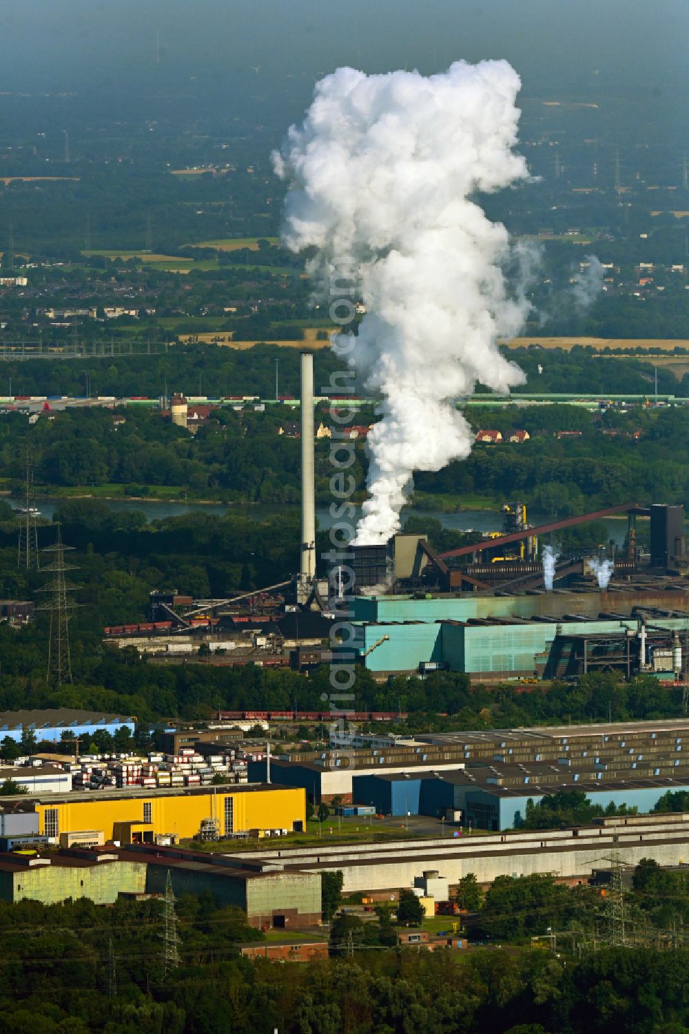 Aerial photograph Duisburg - Technical equipment and production facilities of the steelworks on Mannesmannstrasse in the district Huettenheim in Duisburg in the state North Rhine-Westphalia, Germany