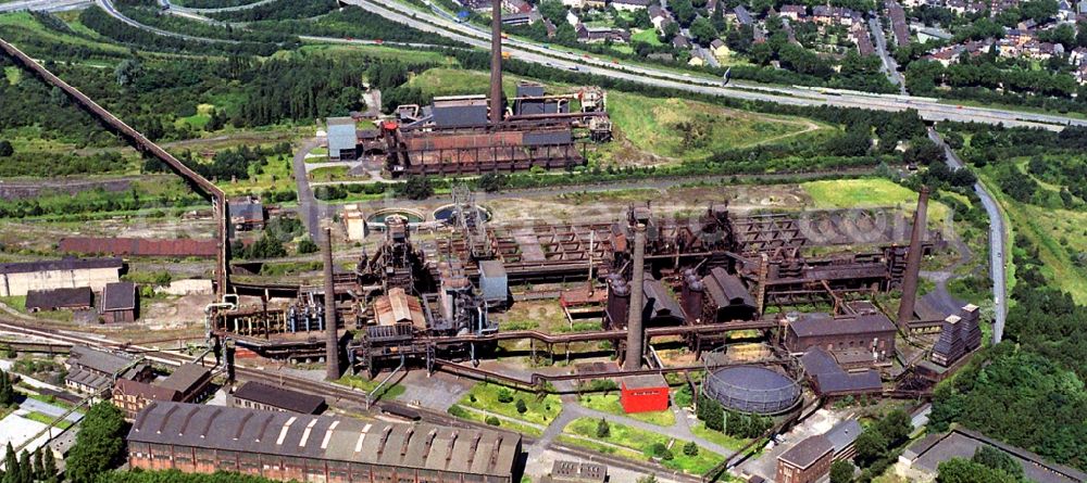 Duisburg from the bird's eye view: Technical equipment and production facilities of the steelworks Meiderich in Duisburg in the state North Rhine-Westphalia