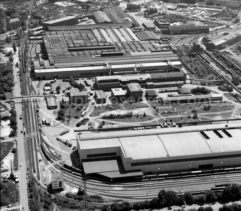 Duisburg from the bird's eye view: Technical equipment and production facilities of the steelworks in the district Ruhrort in Duisburg in the state North Rhine-Westphalia, Germany