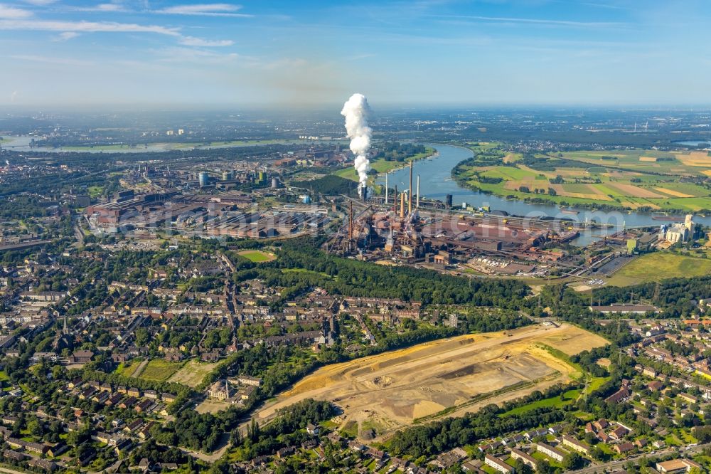 Duisburg from the bird's eye view: Technical equipment and production facilities of the steelworks Schwelgern at the river course of the Rhein in Duisburg in the state North Rhine-Westphalia, Germany