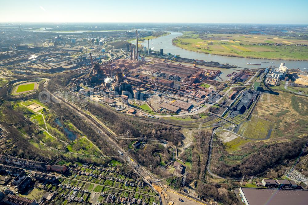 Duisburg from the bird's eye view: Technical equipment and production facilities of the steelworks Schwelgern at the river course of the Rhein in Duisburg at Ruhrgebiet in the state North Rhine-Westphalia, Germany