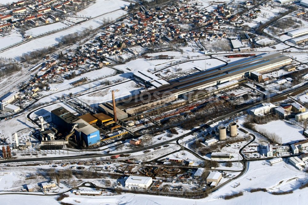 Aerial photograph Unterwellenborn - Wintry snowy Technical equipment and production facilities of the steelworks Stahlwerk Thueringen GmbH an der Kronacher Strasse 6 in Unterwellenborn in the state Thuringia