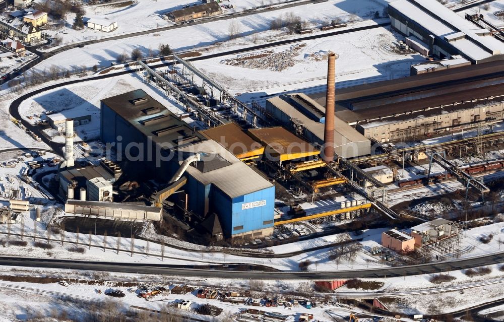 Unterwellenborn from above - Wintry snowy Technical equipment and production facilities of the steelworks Stahlwerk Thueringen GmbH an der Kronacher Strasse 6 in Unterwellenborn in the state Thuringia