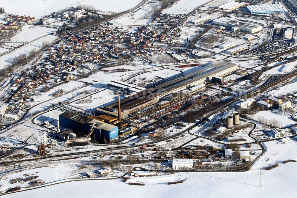 Aerial image Unterwellenborn - Wintry snowy Technical equipment and production facilities of the steelworks Stahlwerk Thueringen GmbH an der Kronacher Strasse 6 in Unterwellenborn in the state Thuringia