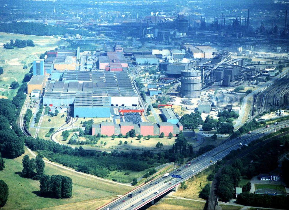 Duisburg from above - Technical equipment and production facilities of the steelworks Thyssen in Duisburg in the state North Rhine-Westphalia