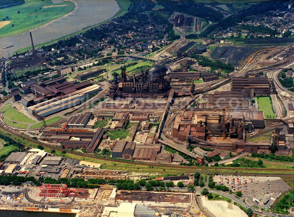 Aerial photograph Duisburg - Technical equipment and production facilities of the steelworks of Thyssen AG in Duisburg in the state North Rhine-Westphalia