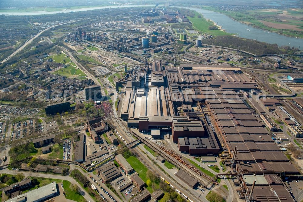 Aerial photograph Duisburg - Technical equipment and production facilities of the steelworks of Thyssen-Krupp AG in Duisburg in the state North Rhine-Westphalia