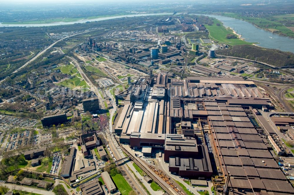 Duisburg from above - Technical equipment and production facilities of the steelworks of Thyssen-Krupp AG in Duisburg in the state North Rhine-Westphalia